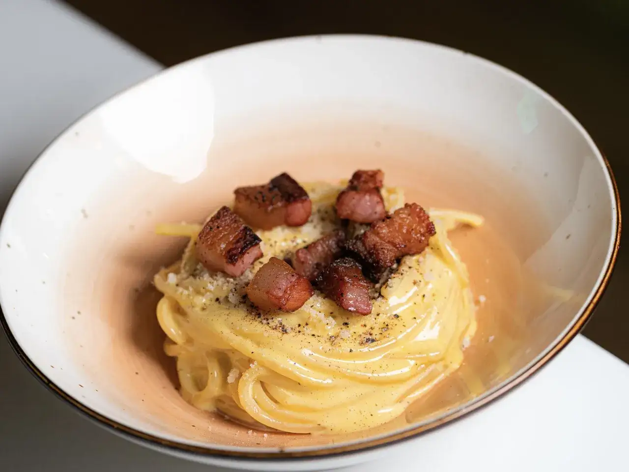 plato de pasta a la carbonara auténtica con guanciale y pecorino