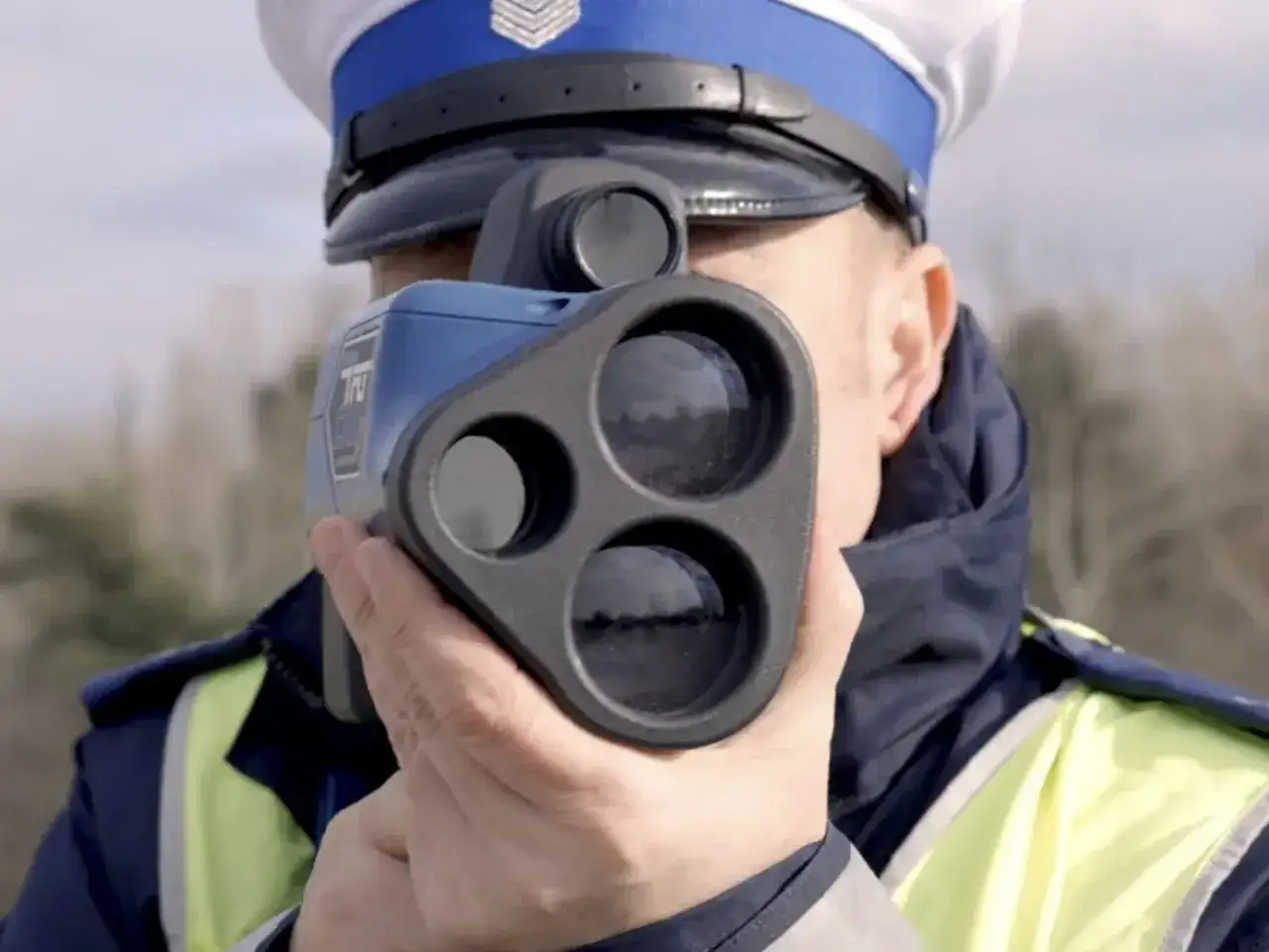 Policjant mierzy prędkość. Uważaj, bo recydywa mandat czeka na piratów drogowych.