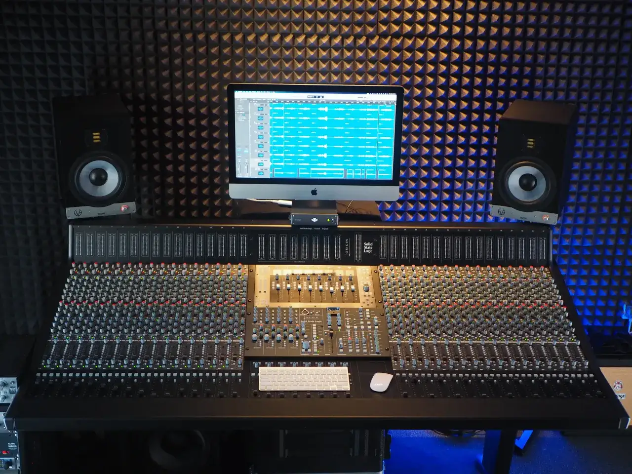 Profesjonalne studio nagraniowe z konsolą mikserską, monitorami studyjnymi i komputerem z programem do produkcji muzyki. Idealne miejsce, by dowiedzieć się, jak zacząć robić muzykę.