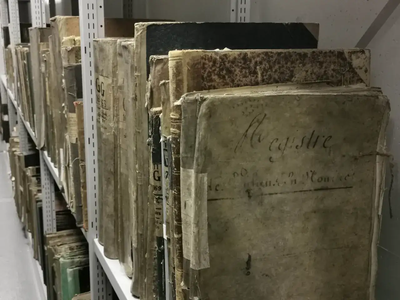 Des registres anciens, certains marqu&eacute;s 