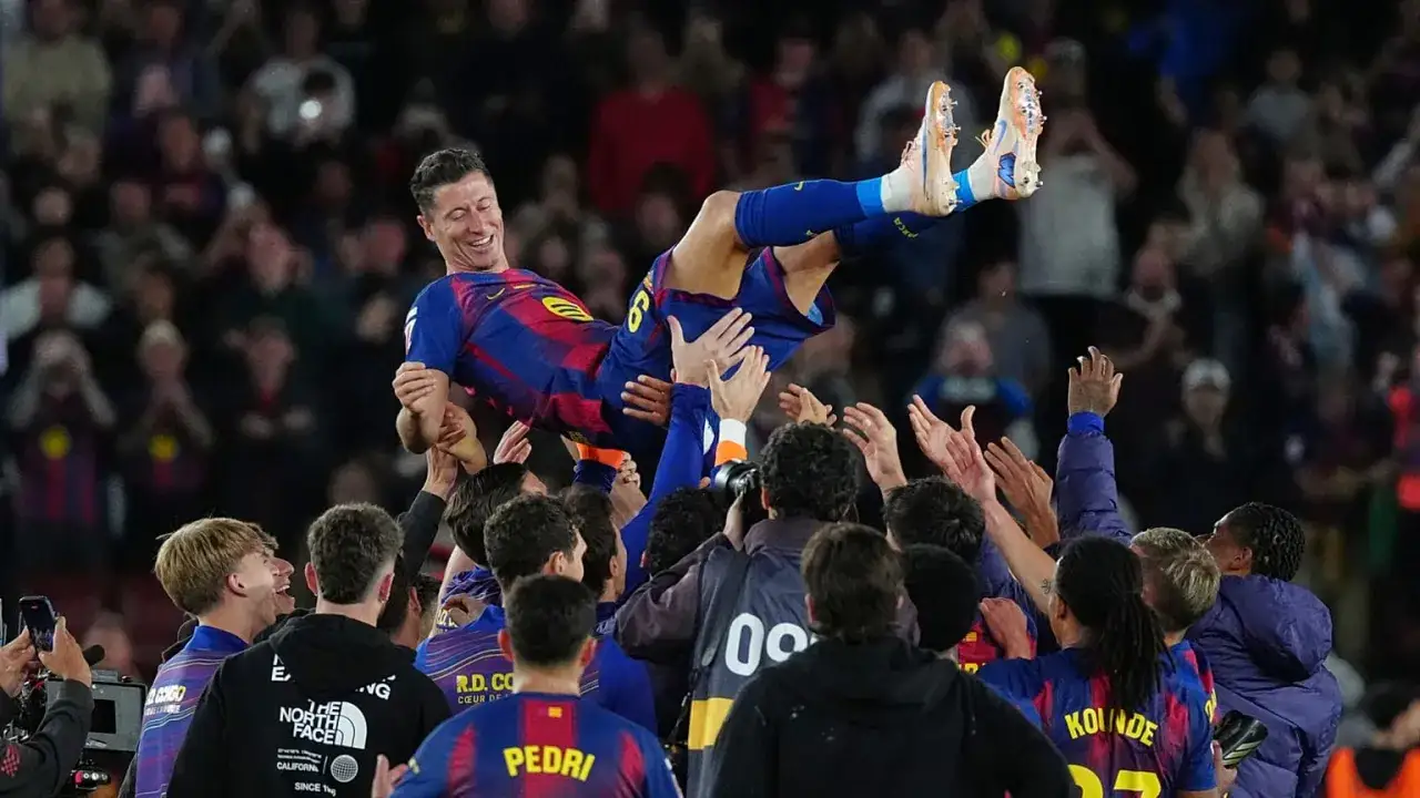 Robert Lewandowski, jeden z napastników Barcelony, niesiony na rękach przez kolegów z drużyny.