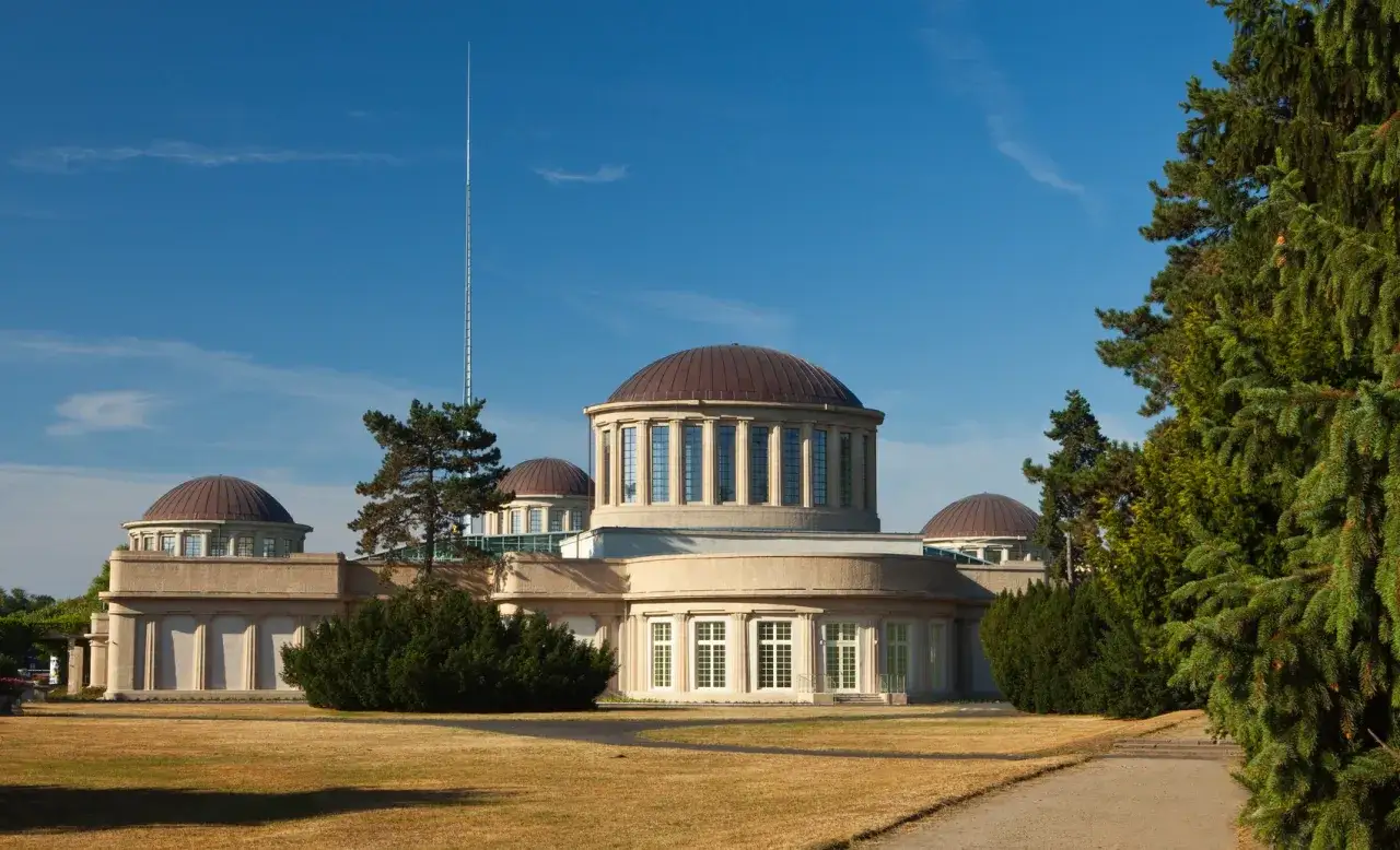 Muzeum Narodowe we Wrocławiu, z jego charakterystycznymi kopułami, zaprasza do odkrywania sztuki współczesnej.