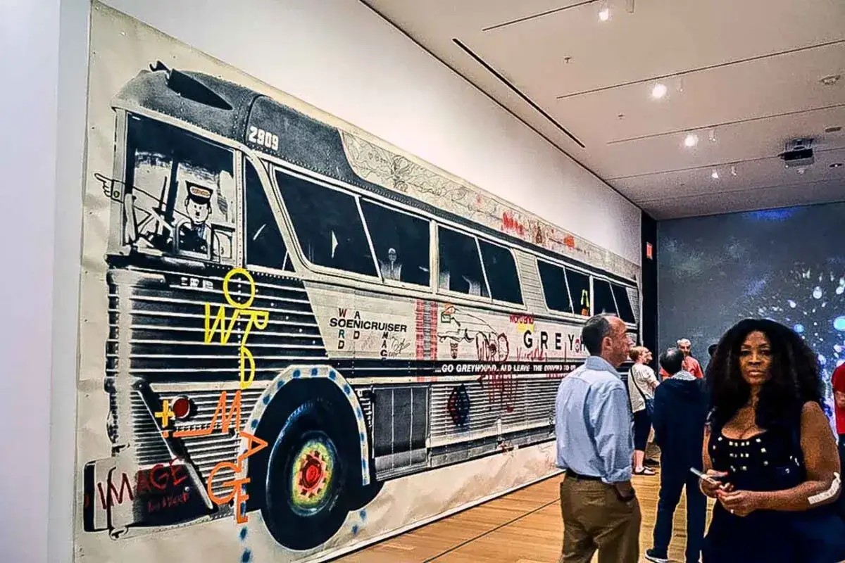 Wystawa sztuki z autobusem Greyhound. Sprawdź moma godziny otwarcia, by zobaczyć to dzieło.