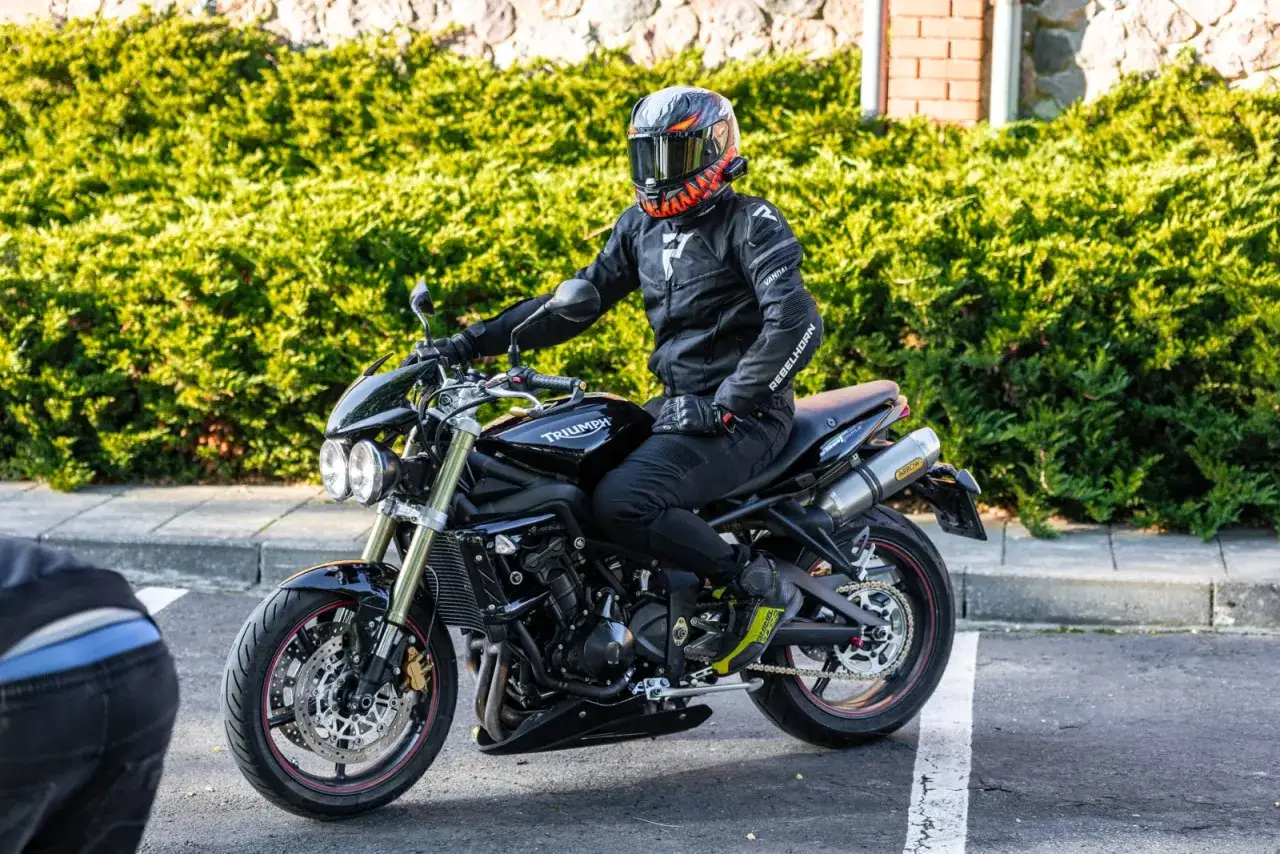 Motocyklista na czarnym Triumph Street Triple 675. Poznaj dane techniczne tego sportowego naked bike'a.