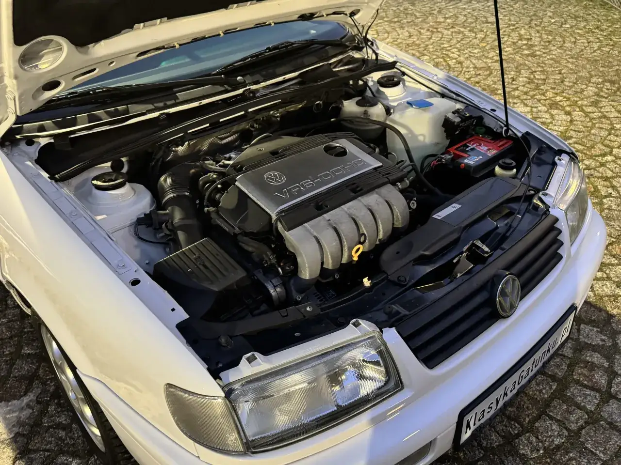 Silnik VR6 z napisem
