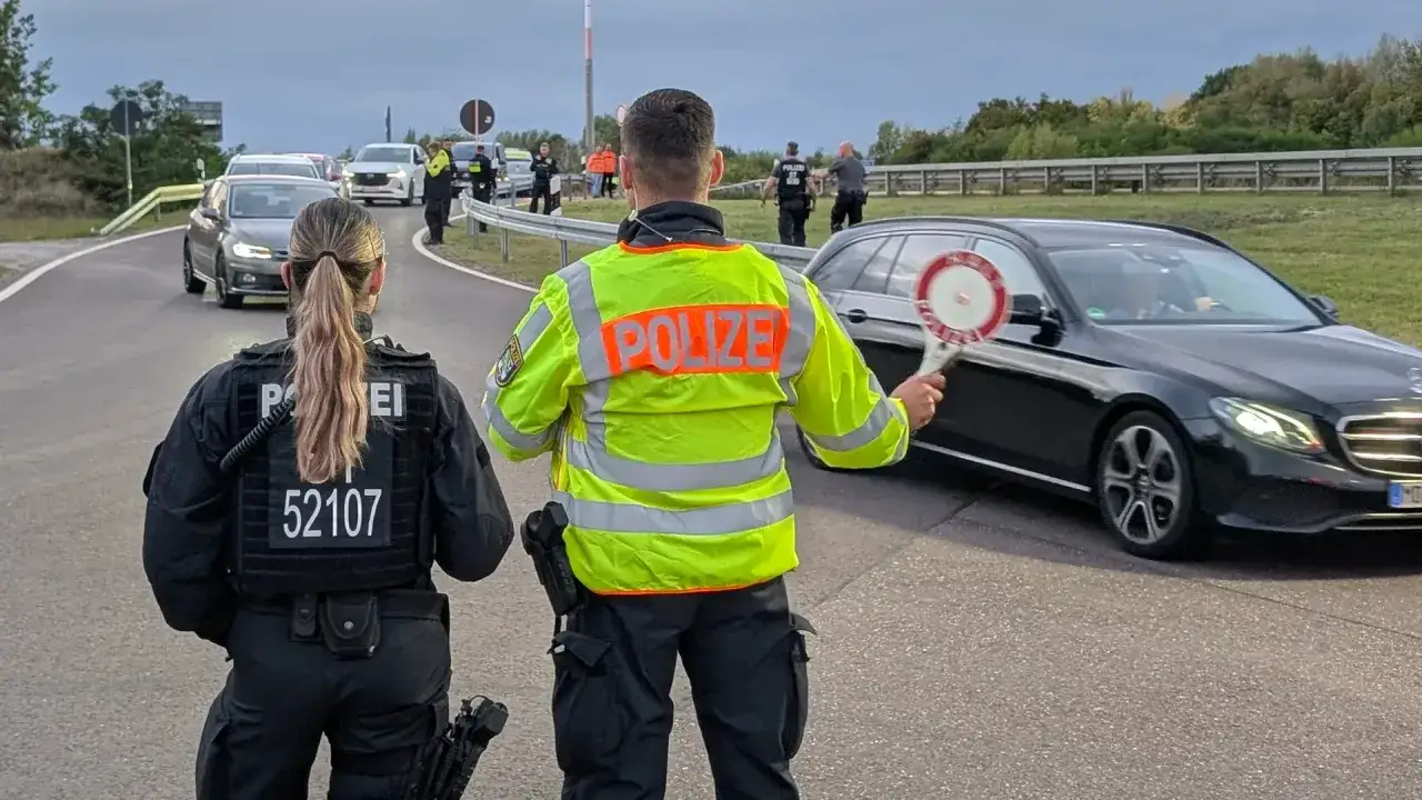 Polizisten stoppen Autos, um Fahrten unter Drogeneinfluss zu verhindern.
