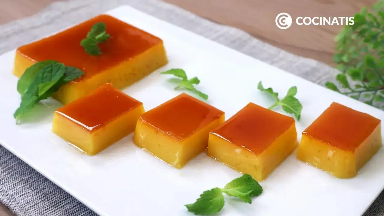 Delicioso tocino de cielo en porciones individuales, decorado con hojas de menta fresca.