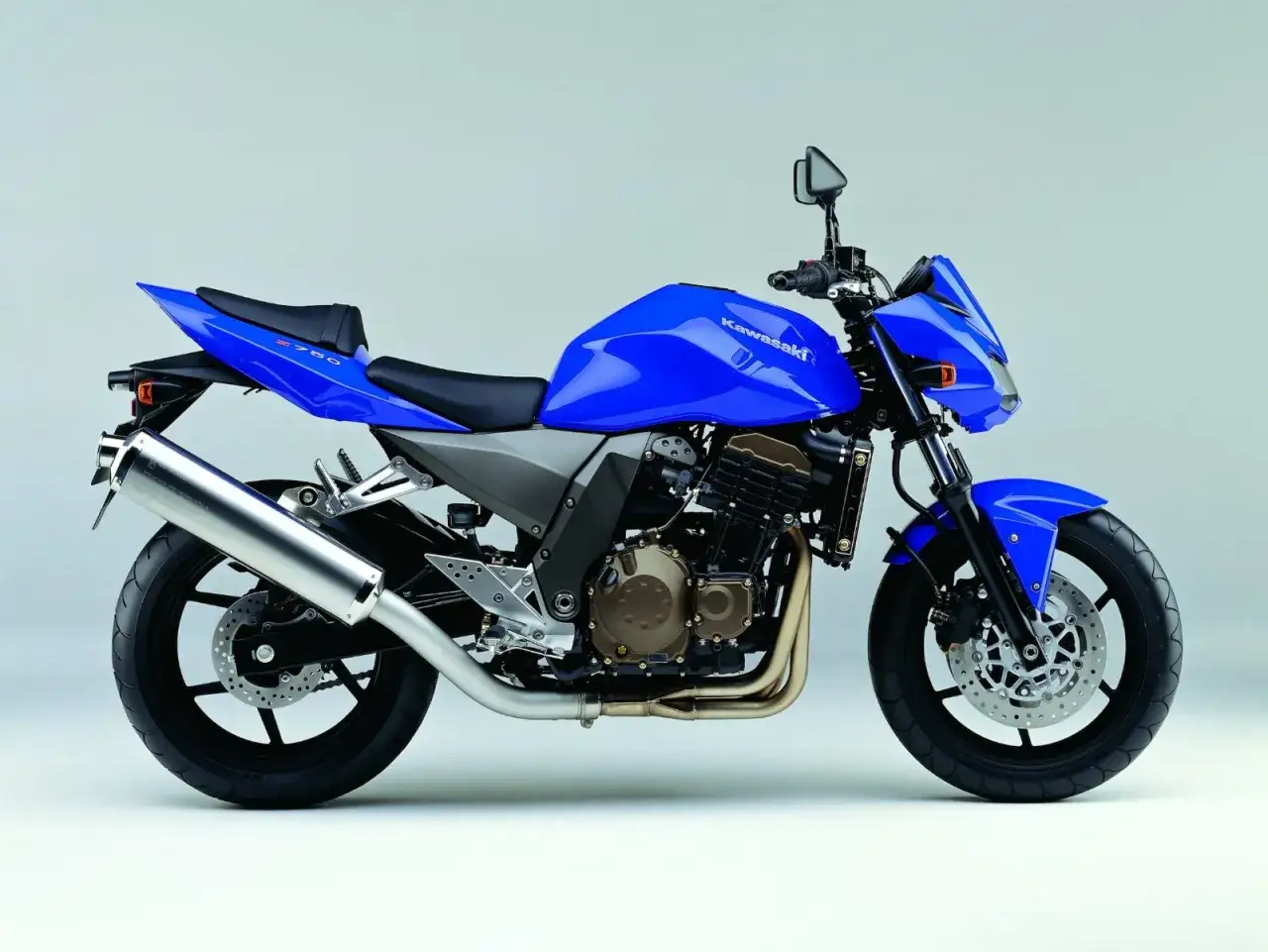 Niebieski motocykl Kawasaki Z750, idealny do miasta. Poznaj jego dane techniczne i poczuj moc!