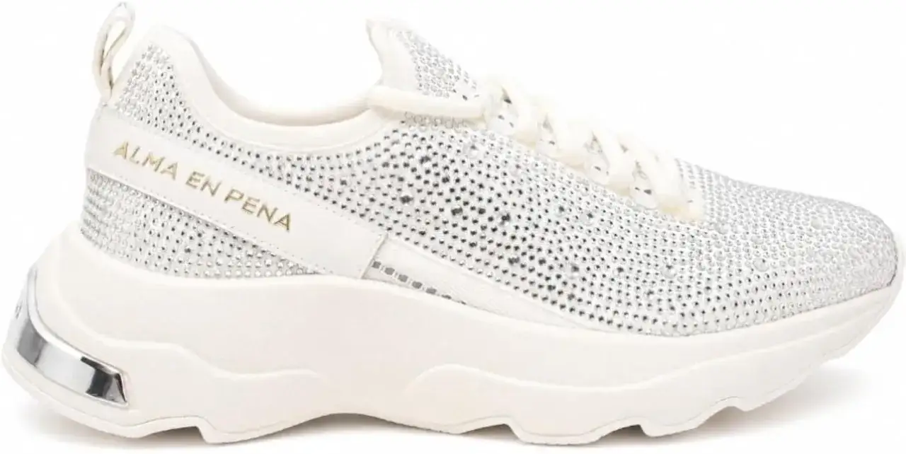 Sneakers bianche Alma en Pena tempestose di strass, con dettagli metallici sul tallone.