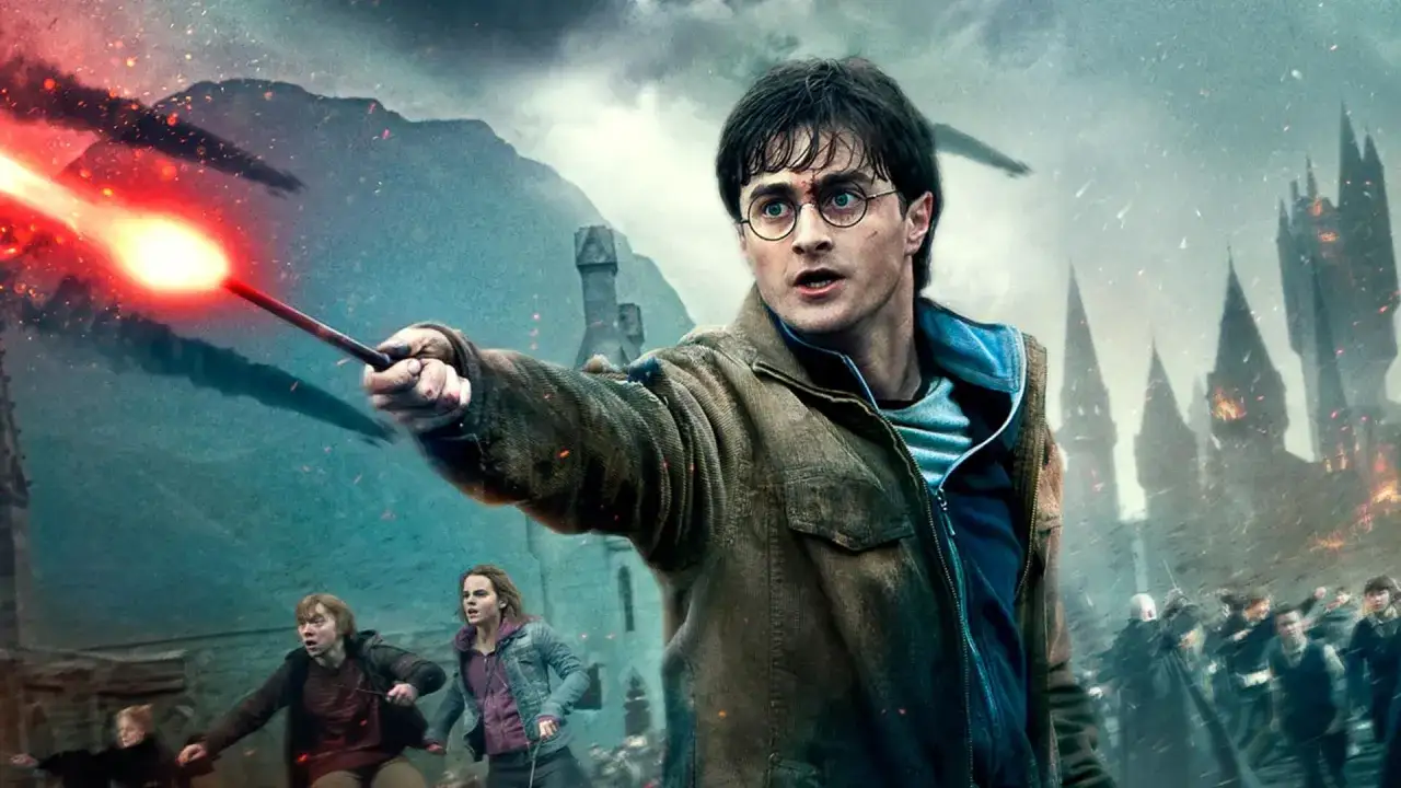 Harry Potter z różdżką w dłoni, otoczony przez przyjaciół i mroczne siły, w samym sercu uniwersum Harry'ego Pottera.