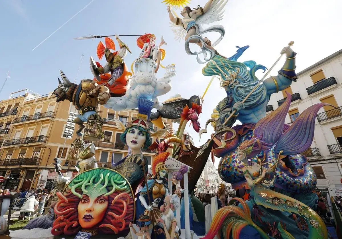 Gigantescas figuras mitol&oacute;gicas y fant&aacute;sticas adornan las calles durante el festival Fallas. Un espect&aacute;culo de color y arte.