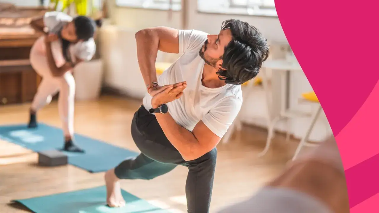 Mann und Frau üben Yoga. Nach Impfung Sport treiben ist gut für die Gesundheit.