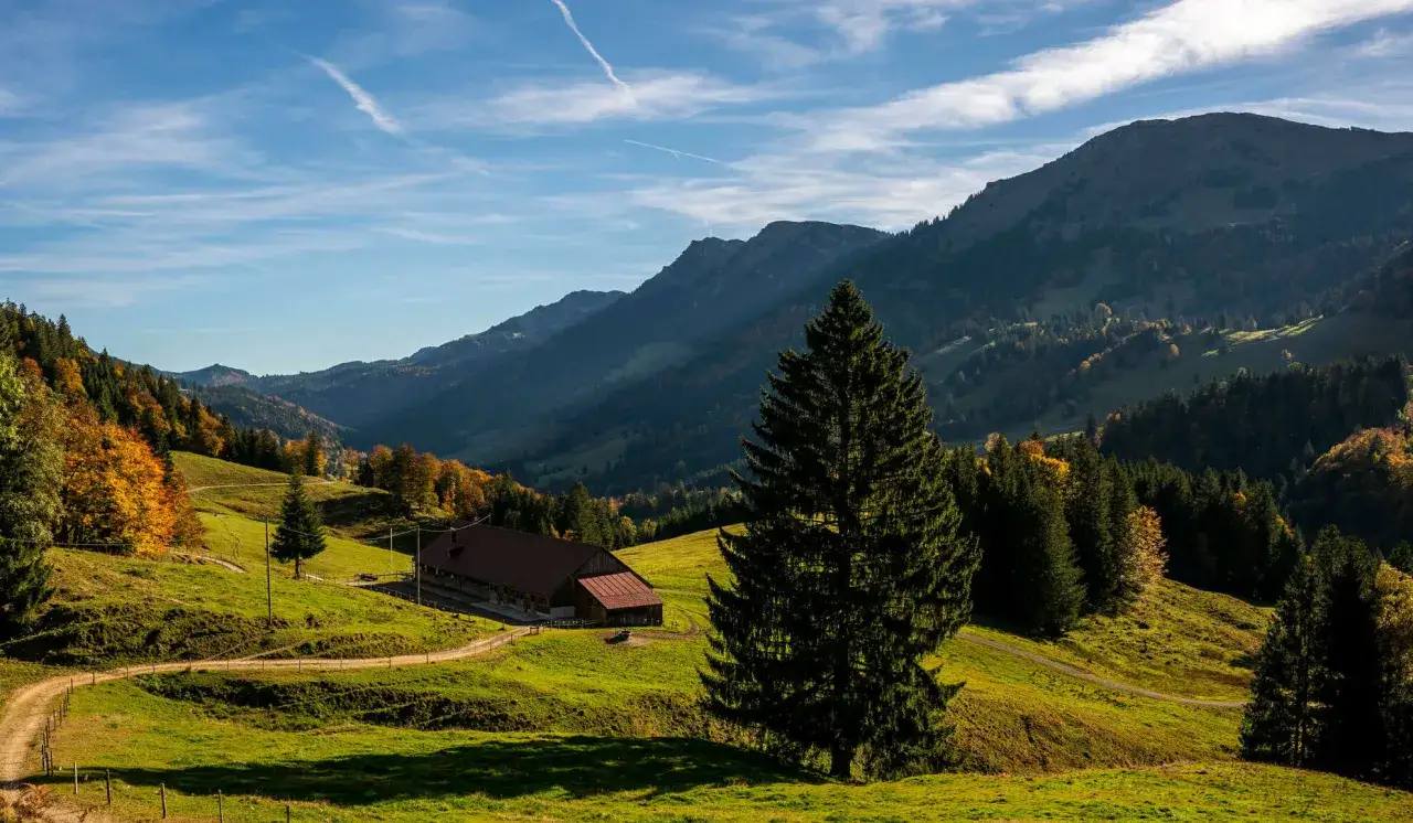 Herbstliche Alpenlandschaft mit Hütte und Wanderweg. Perfekt für imberg wandern.