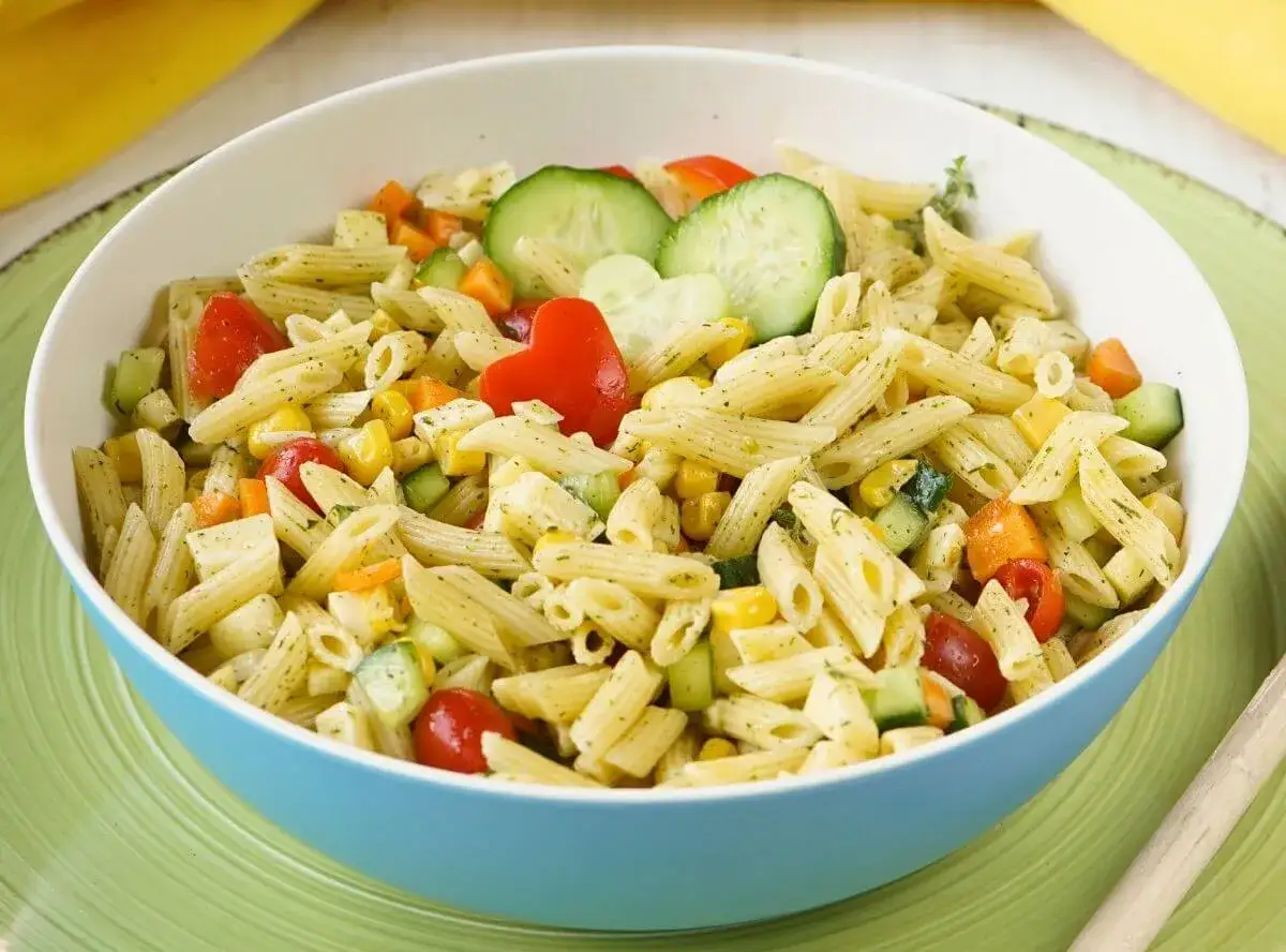 Bunter Nudelsalat mit Penne, Mais, Gurken und Tomaten, liebevoll garniert mit Paprikaherzen &ndash; perfekt f&uuml;r Kinder!