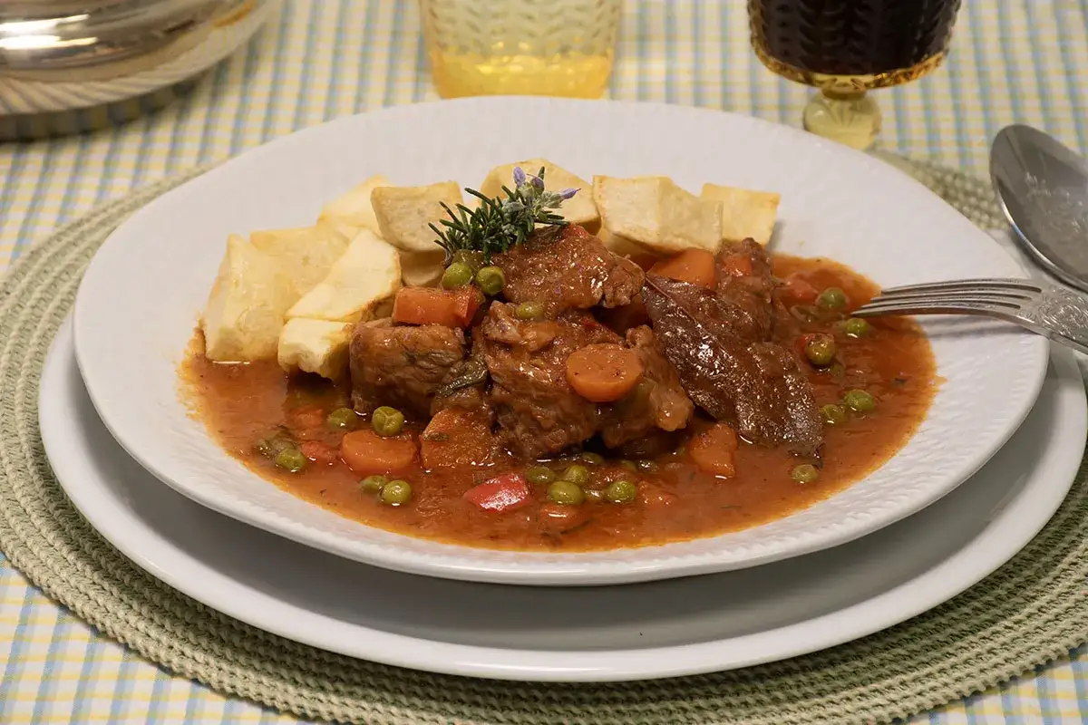Goulash de ternera con patatas y guisantes, un plato reconfortante y lleno de sabor.