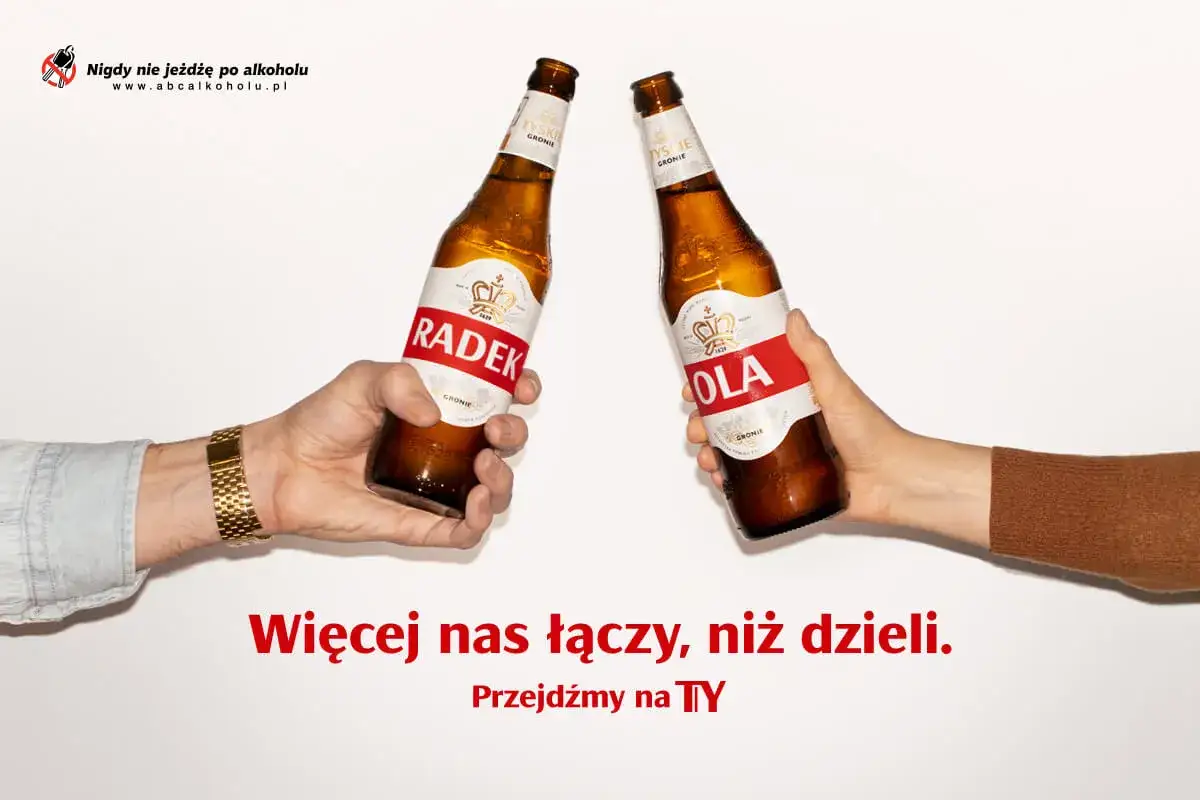 Radek i Ola toastują butelkami Tyskiego. Zastanawiasz się, tyskie ile procent? Ważne, że łączy nas więcej niż dzieli.
