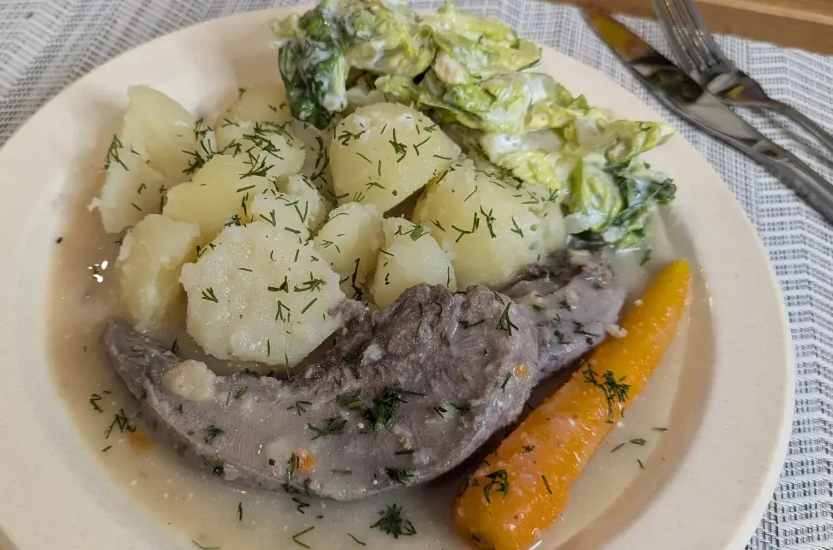 Gotowany ozorek wieprzowy z ziemniakami, marchewką i surówką. Dowiedz się, jak oczyścić ozorki wieprzowe, by uzyskać pyszne danie.