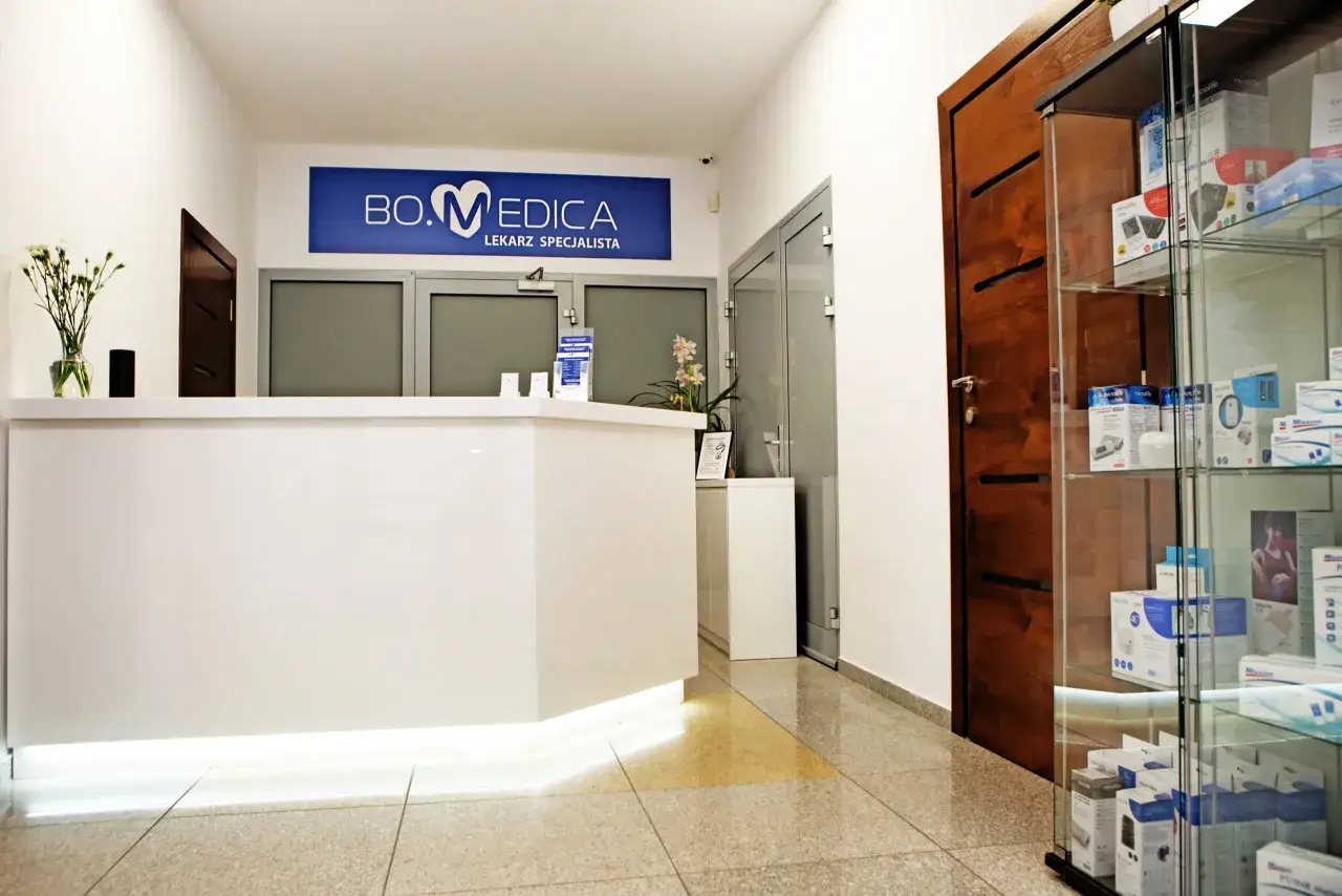 Recepcja kliniki medycznej z logo