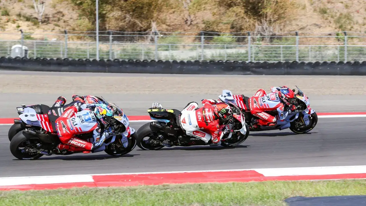 Tres pilotos de MotoGP compiten en una carrera, con el horario de la carrera de MotoGP de Indonesia en mente.