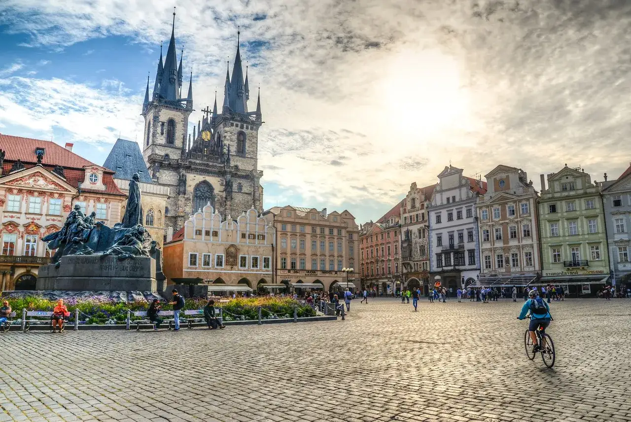 Uroczy Rynek Staromiejski w Pradze, idealne miejsce na wycieczkę do Pragi z Wrocławia 3 dni. Tłum ludzi, zabytkowe kamienice i majestatyczny kościół.