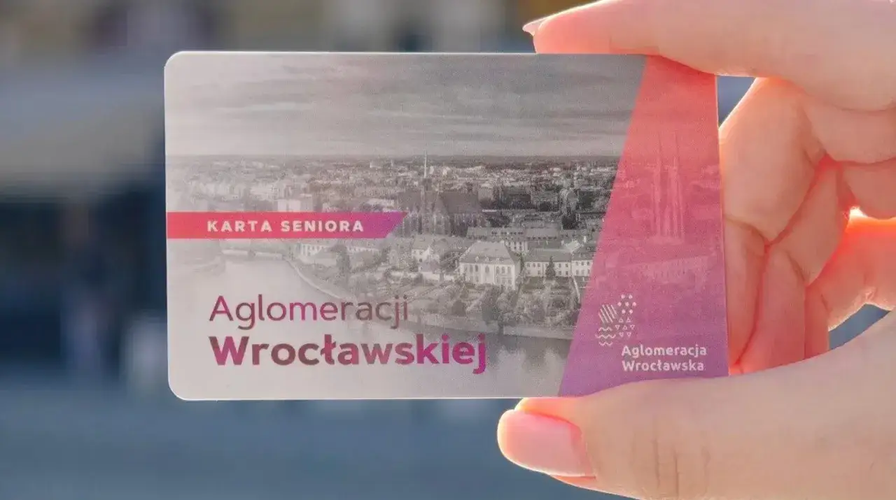 Karta Seniora Aglomeracji Wrocławskiej z widokiem miasta.