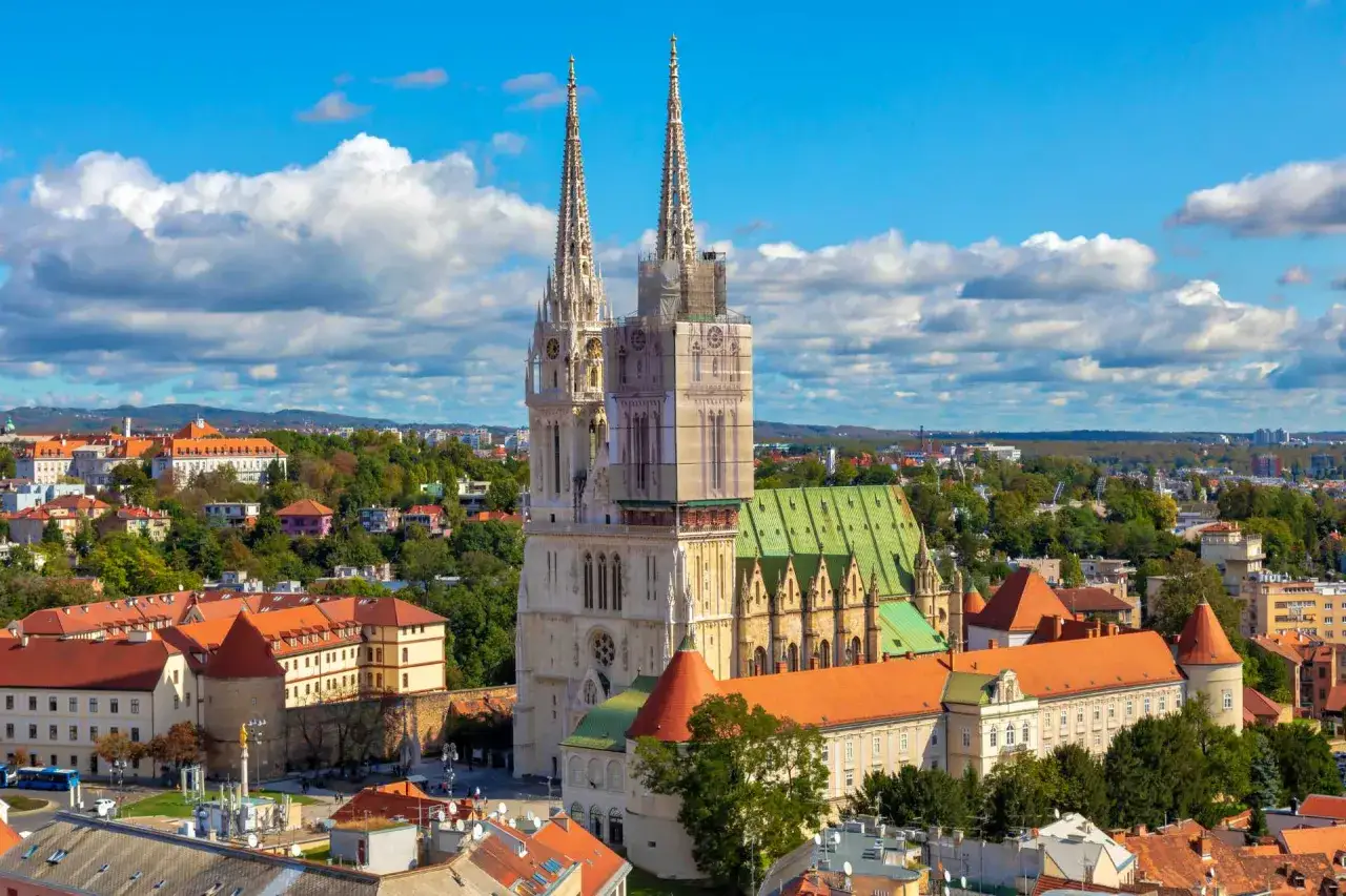 Majestatyczna katedra w Zagrzebiu, jedna z głównych atrakcji miasta, góruje nad dachami i zielenią.