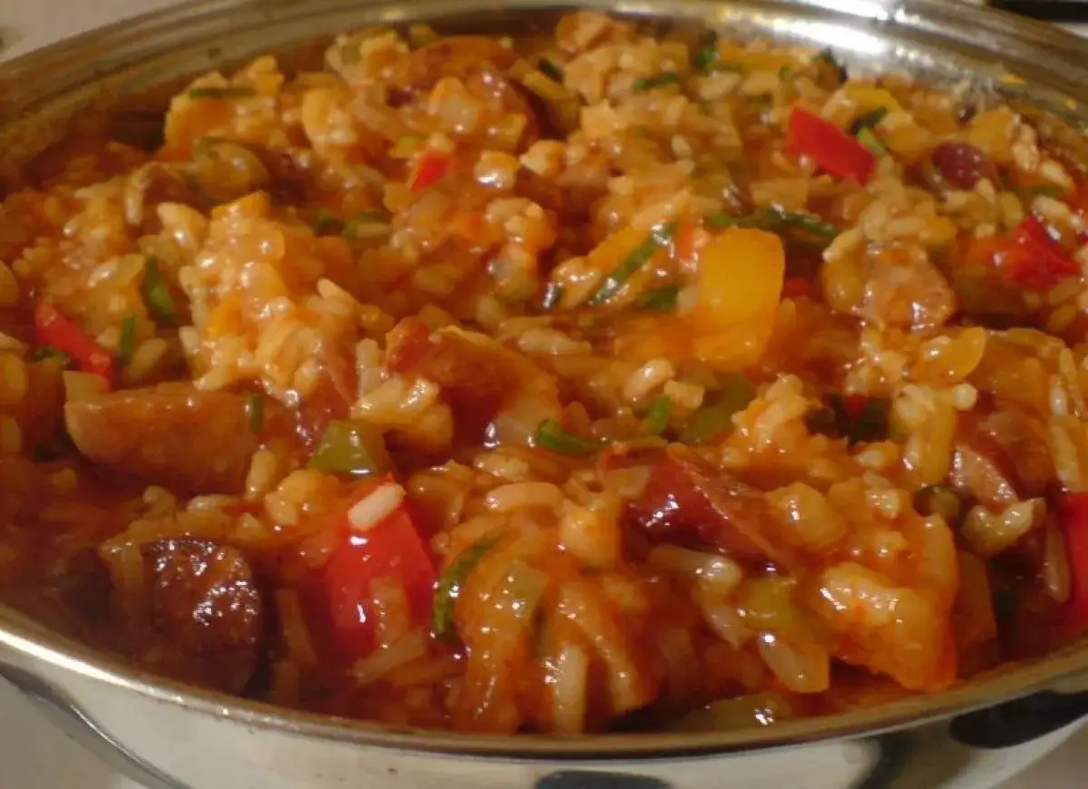 Pyszne risotto z kiełbasą, papryką i zieloną cebulką w sosie pomidorowym.