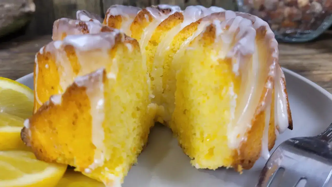 Babka cytrynowa bardzo wilgotna mniam, z lukrem i plasterkami cytryny. Idealna na deser.
