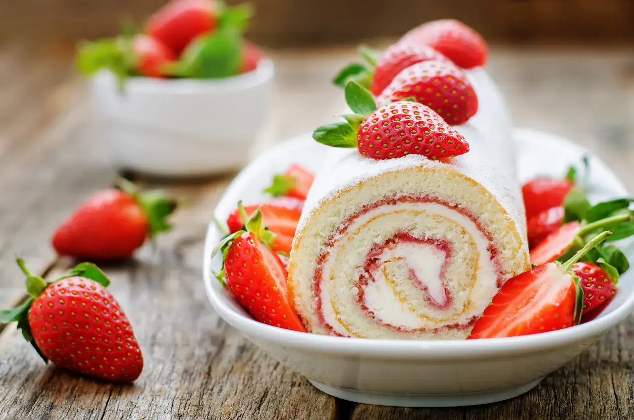 Un d&eacute;licieux biscuit roul&eacute; moelleux garni de cr&egrave;me et de fraises, saupoudr&eacute; de sucre glace.