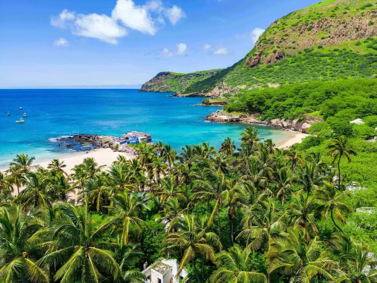 Playa paradisíaca con palmeras y aguas turquesas. Un destino ideal para disfrutar del sol y el mar, la mejor época para viajar a Cabo Verde es ahora.