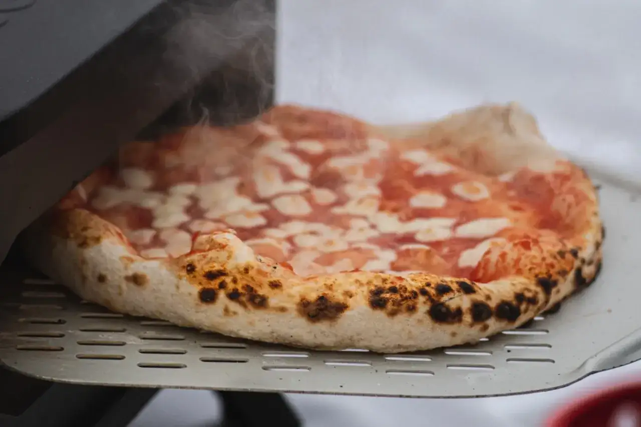 spalona pizza vs idealnie upieczona pizza