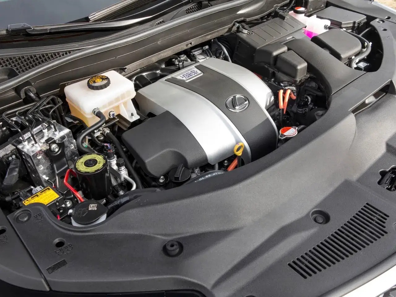 Motorutrymmet p&aring; en Lexus RX 450h, redo f&ouml;r fels&ouml;kning av eventuella problem.