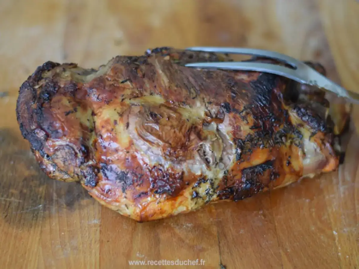 Tranche de gigot d'agneau au barbecue, dor&eacute;e et juteuse, pr&ecirc;te &agrave; &ecirc;tre d&eacute;gust&eacute;e. Le temps de cuisson parfait pour un plat savoureux.