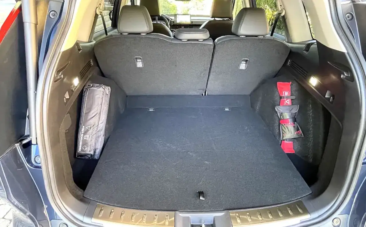 Bagażnik Hondy CR-V Hybrid z apteczką i trójkątem. Gotowy na podróż!