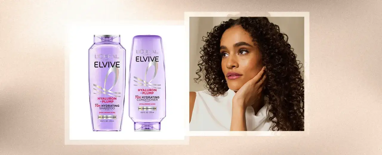 Shampoing et après-shampoing Elvive Hyaluron + Plump pour hydrater ses cheveux secs et déshydratés. Une femme aux cheveux bouclés admire le résultat.