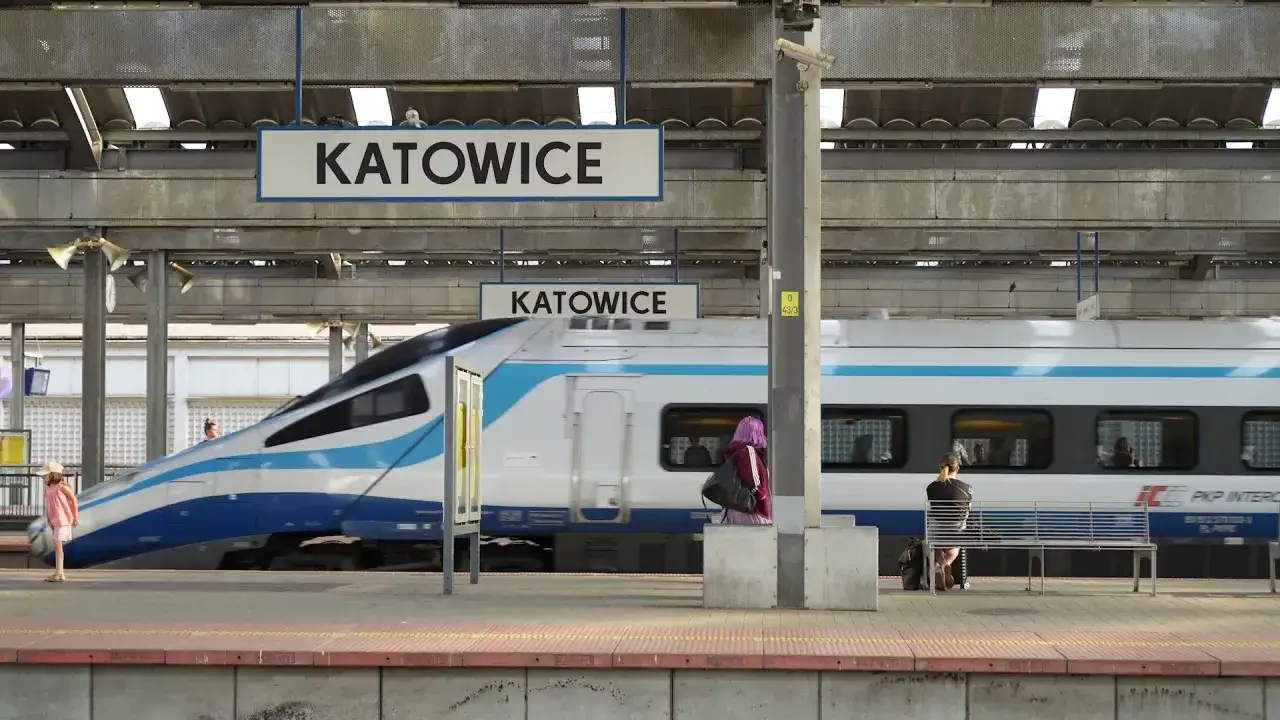 Pociąg PKP Intercity z Katowic rusza nad morze. Na peronie czeka dziewczynka w różowej sukience.