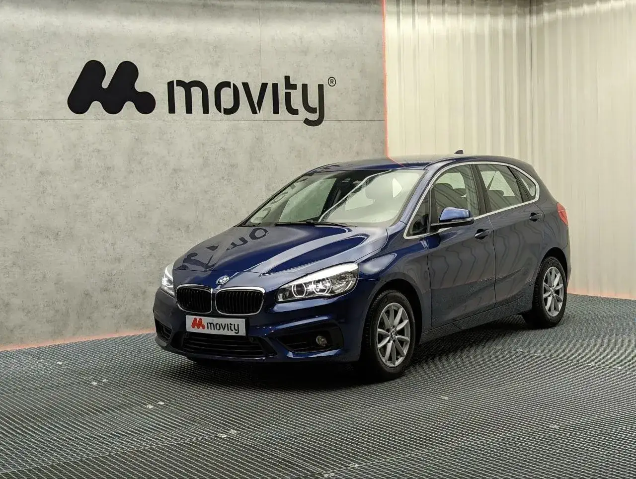 Azul BMW Serie 2 Active Tourer en exposición, listo para resolver cualquier problema.