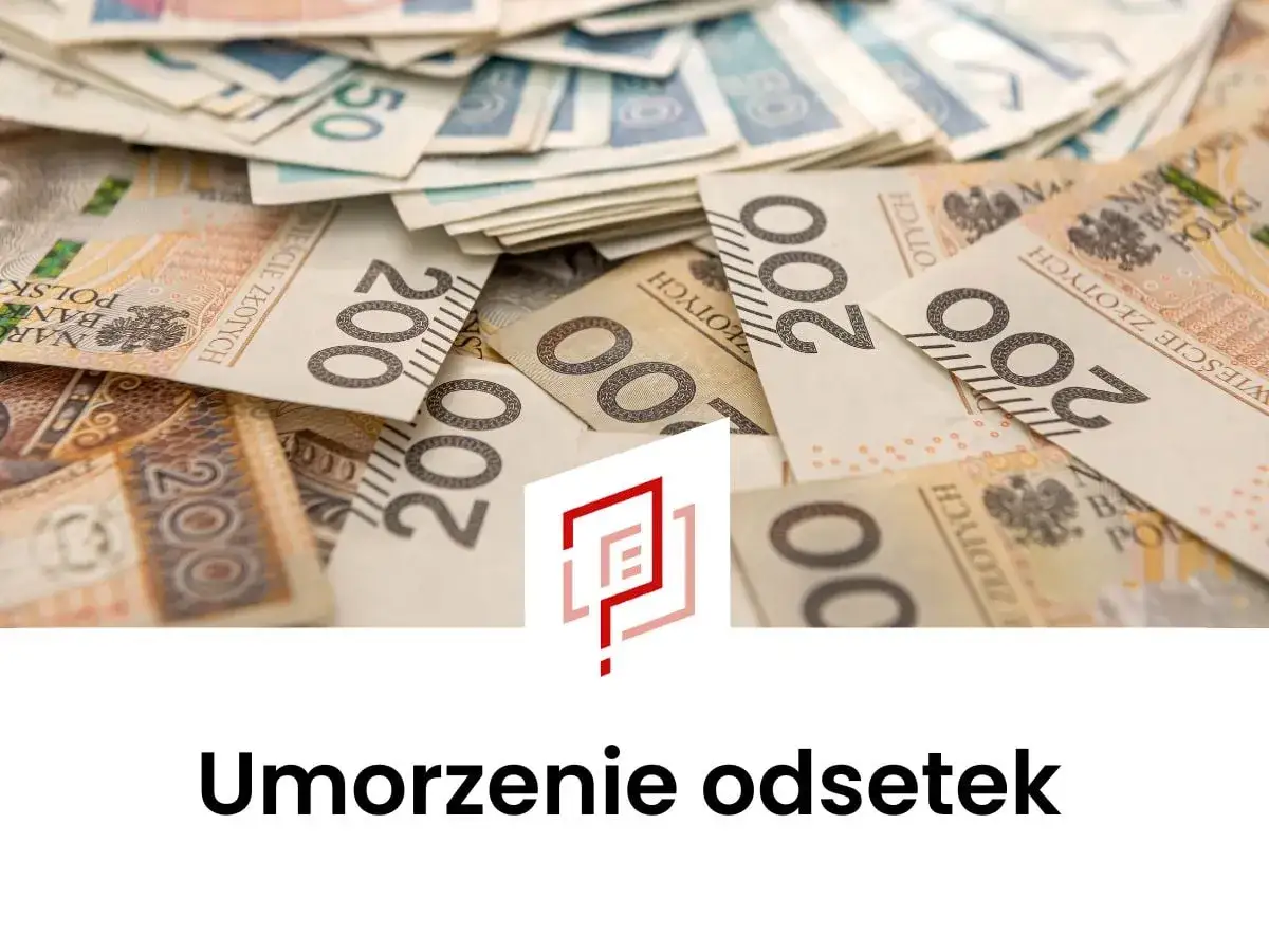 Stos banknot&oacute;w 200 zł i 50 zł. Na dole widnieje napis 