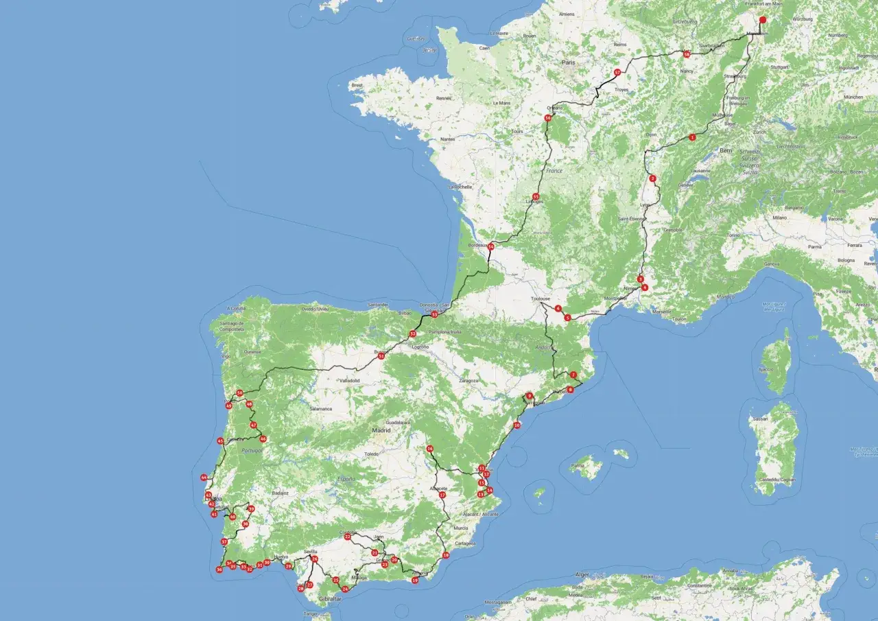 Die Karte zeigt eine Route mit roten Markierungen, die eine Reise mit dem Auto nach Portugal von Deutschland aus darstellt.