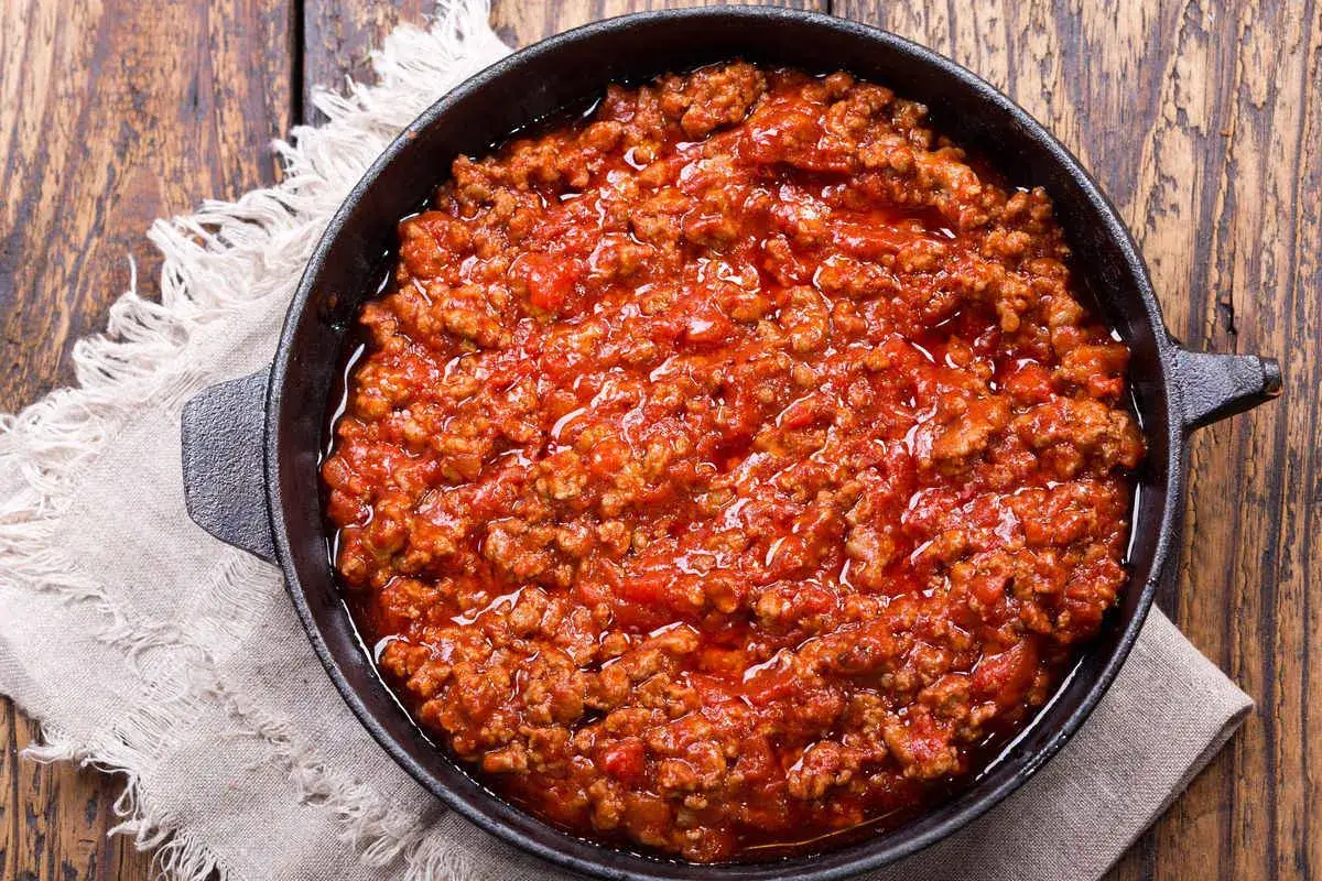 Un saporito ragù, ricco e denso, pronto per condire la pasta. Questo è il vero ragù italiano, un classico intramontabile.