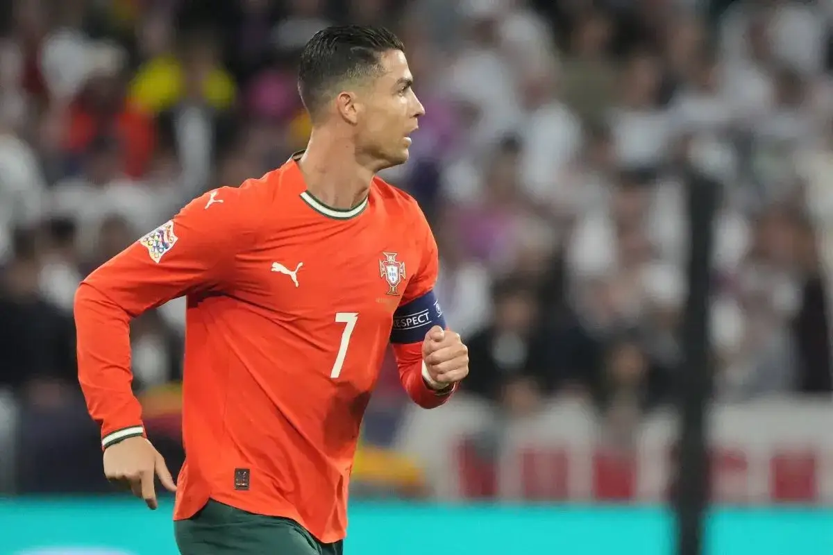 Fan w koszulce z nazwiskiem Ronaldo i numerem 7. Nawet jego zarobki nie są tak imponujące jak jego gra.