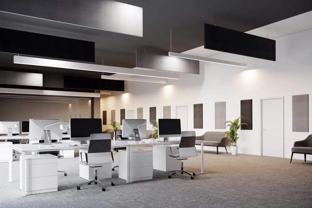 Bureau moderne avec panneaux acoustiques au plafond pour r&eacute;duire le bruit au travail. Postes de travail &eacute;pur&eacute;s, &eacute;clairage LED.