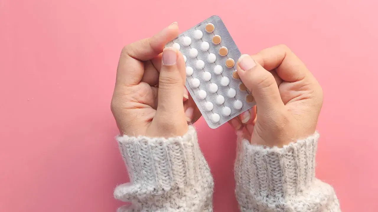 Hände halten Blisterpackung mit Pillen. Die Frage