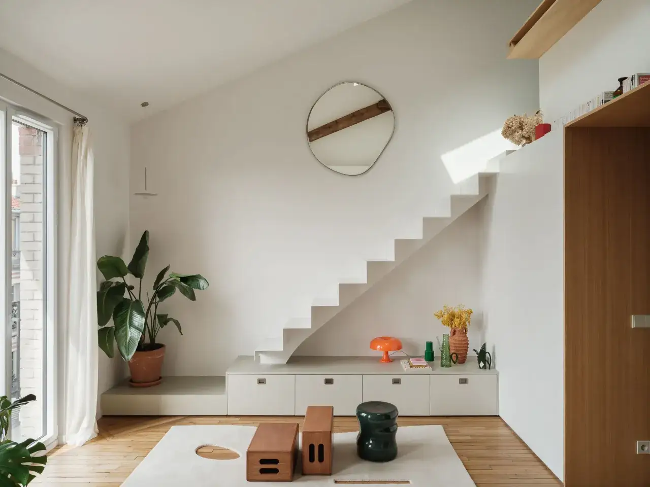 Helle, moderne kleine Wohnung einrichten mit Treppe, Stauraum, Pflanzen und dekorativen Akzenten.