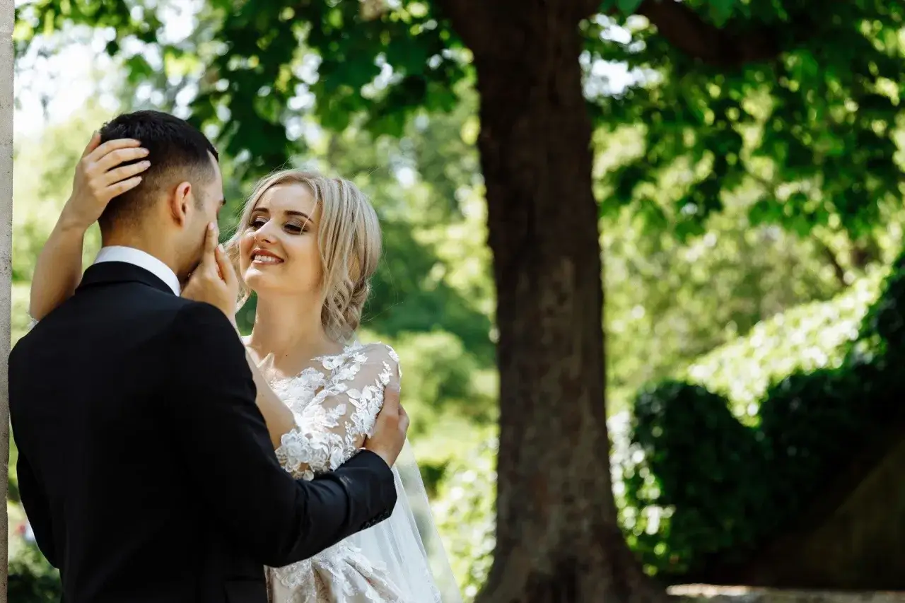 Para radzi sobie z objawami stresu przedślubnego, zachowując spokój i ciesząc się dniem ślubu.