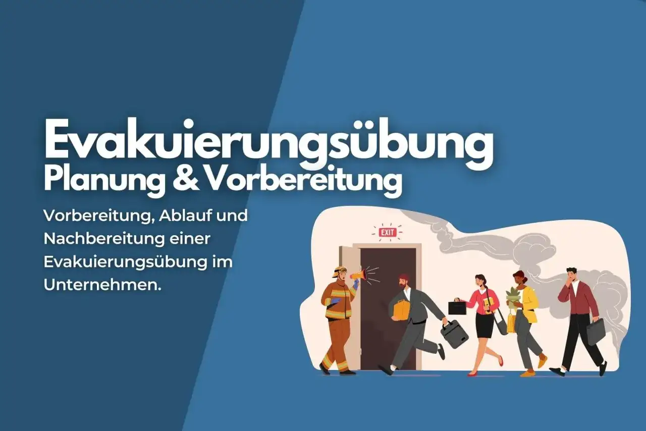 Ein Feuerwehrmann leitet eine Evakuierungsübung im Unternehmen an. Menschen verlassen einen rauchgefüllten Raum durch eine Notausgangstür. Ein wichtiger Teil des Notfallplans Unternehmen.