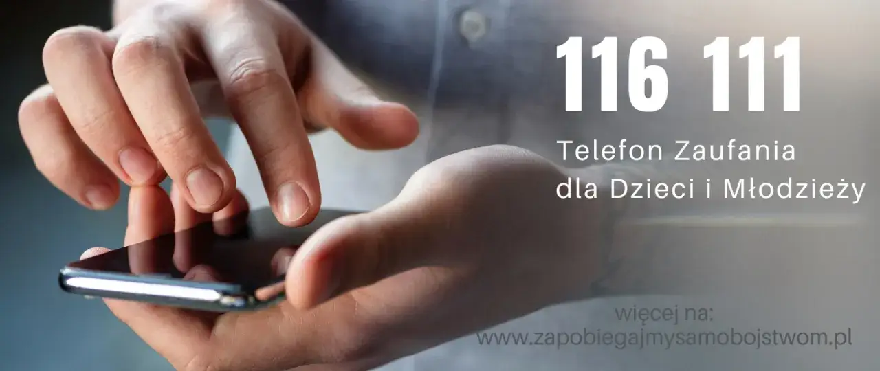 Dłonie trzymające smartfon. Obok numer 116 111 - Telefon Zaufania dla Dzieci i Młodzieży. Czy rodzic ma prawo sprawdzać dziecku telefon?
