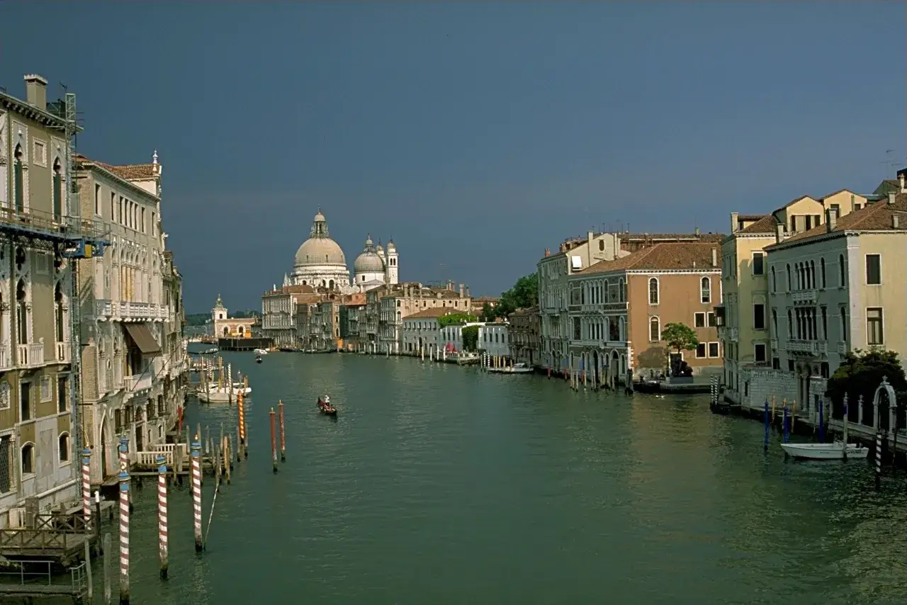 Un paseo en góndola por el Gran Canal es esencial para saber qué ver en Venecia en dos días. Edificios históricos y la Basílica de Santa Maria della Salute.