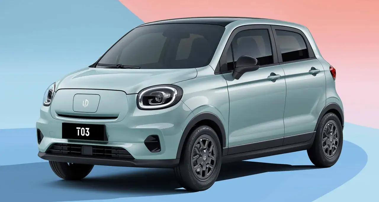 El Leapmotor T03, un coche eléctrico compacto y moderno, se presenta en un llamativo color verde menta con techo negro.