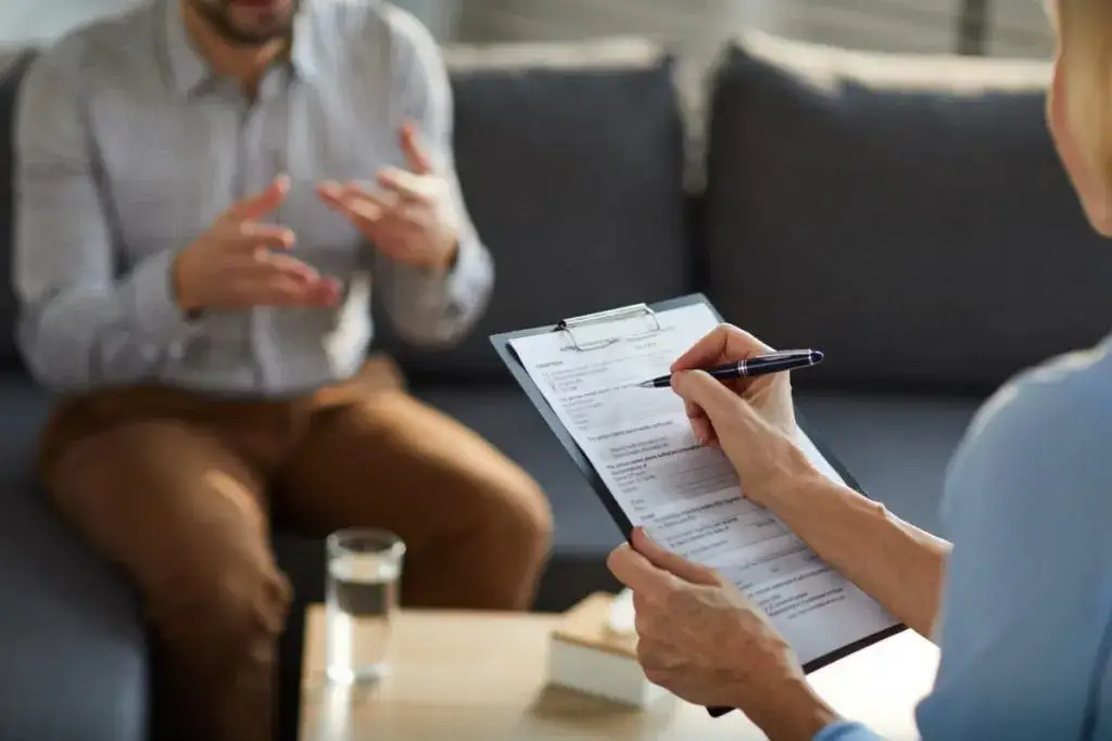 Psychoterapeuta rozmawiający z pacjentem w gabinecie